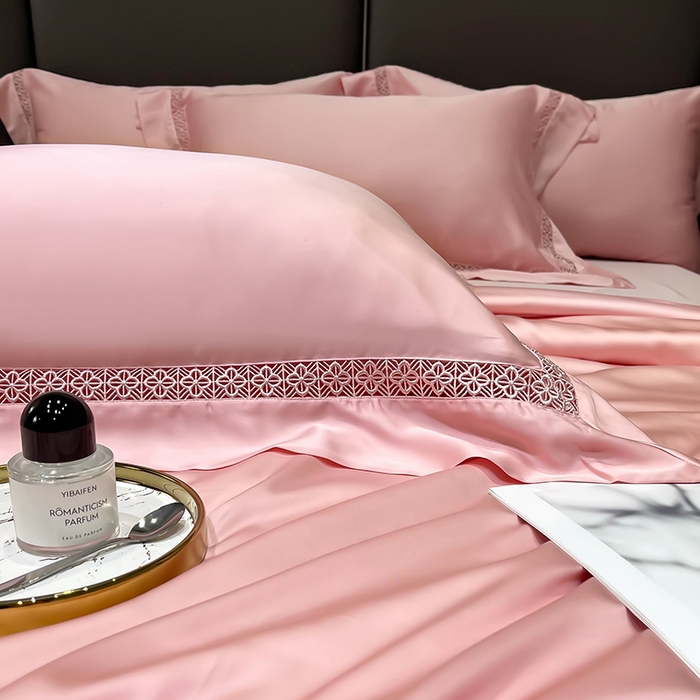 91家纺网 家纺一手货源 找家纺 洽想家 2025新款80支天丝镂空瑾系列夏被四件套 瑾-北欧粉