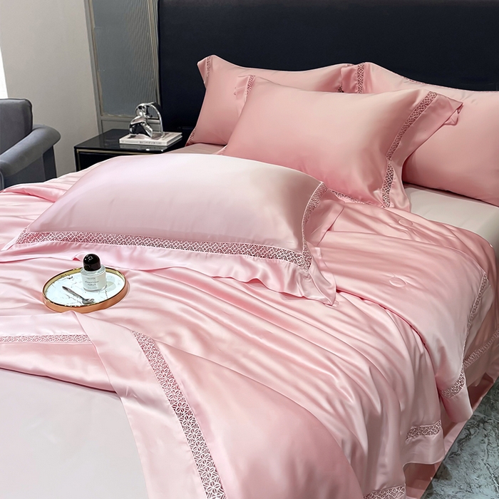 91家纺网 家纺一手货源 找家纺 洽想家 2025新款80支天丝镂空瑾系列夏被四件套 瑾-北欧粉