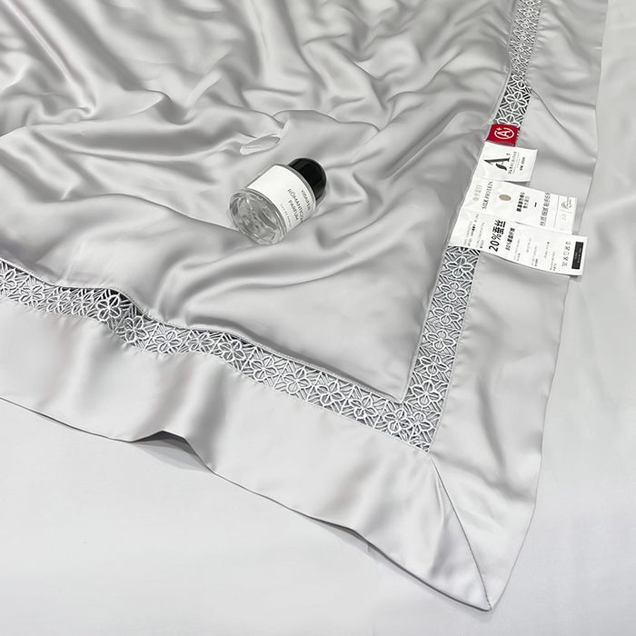 91家纺网 家纺一手货源 找家纺 洽想家 2025新款80支天丝镂空瑾系列夏被四件套 瑾-经典灰