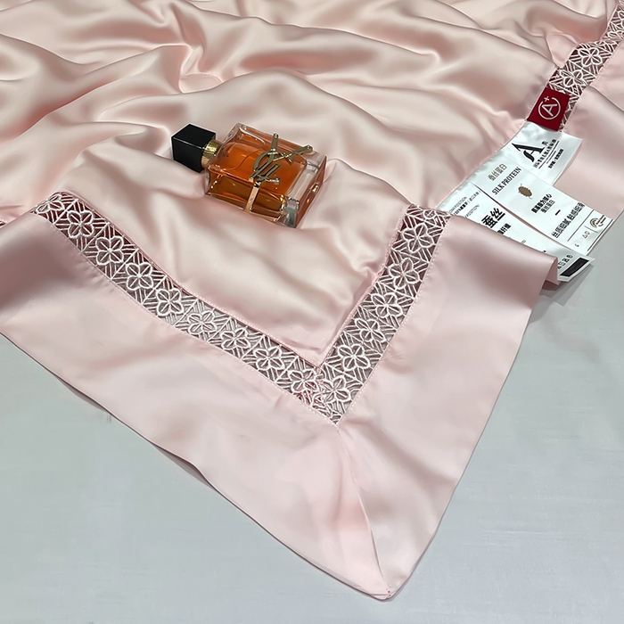 91家纺网 家纺一手货源 找家纺 洽想家 2025新款80支天丝镂空瑾系列夏被四件套 瑾-梦粉