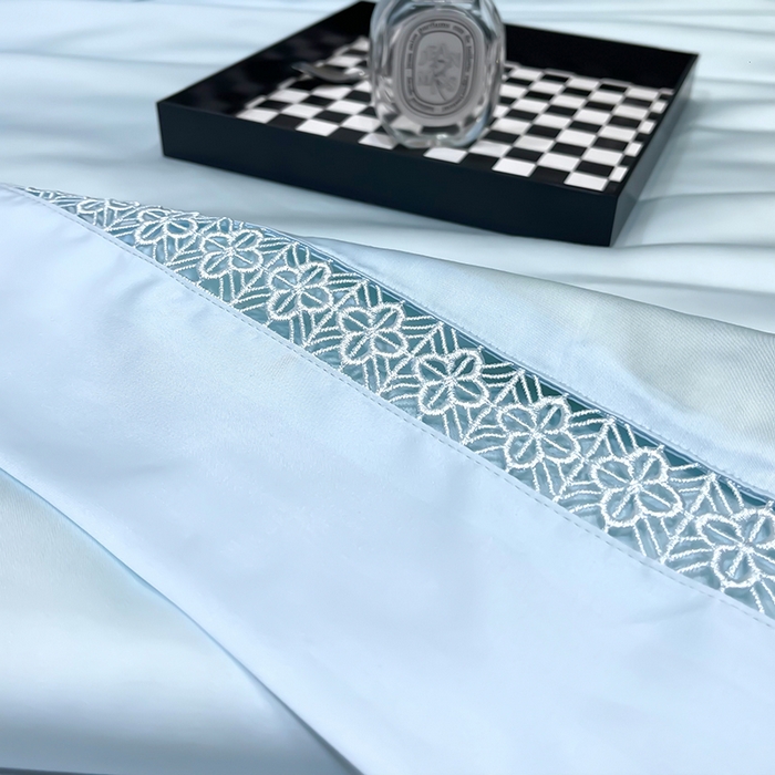 91家纺网 家纺一手货源 找家纺 洽想家 2025新款80支天丝镂空瑾系列夏被四件套 瑾-天空蓝