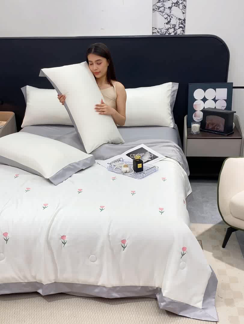 91家纺网 家纺一手货源 找家纺 伊梵居 2025新款水洗冰丝刺绣夏被夏凉被空调被 花朵-奶白灰