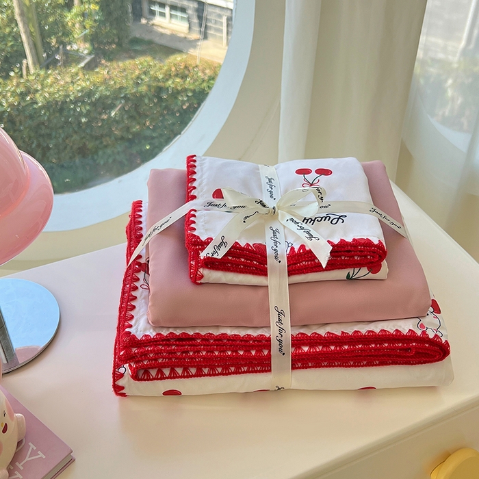 91家纺网 家纺一手货源 找家纺 思诺羽床笠 2025新款亲肤棉贝壳花边四件套 贝壳边-樱桃红