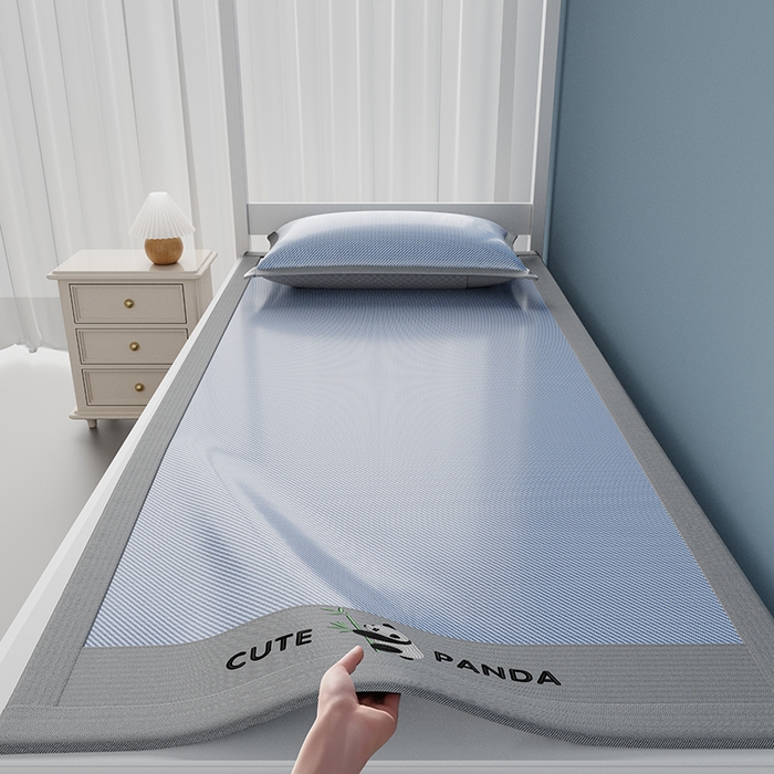 91家纺网 家纺一手货源 找家纺 摩妮卡 2025新款绣花冰丝软凉席上下铺冰丝席 三件套床笠 熊猫竹竹-冰兰