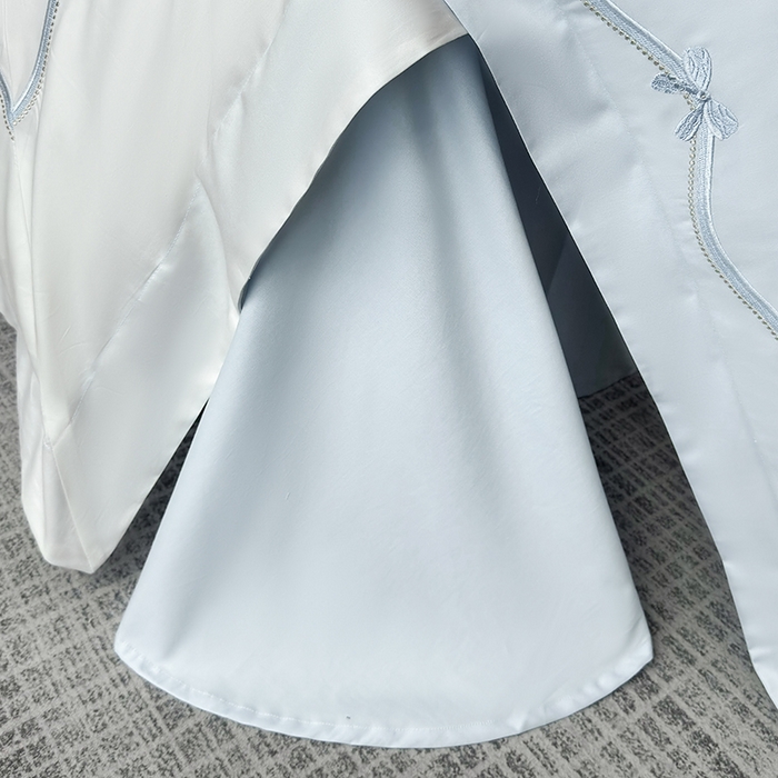 91家纺网 家纺一手货源 找家纺 丞音家纺 2025新款卡通少女风A类50s双股100支贡缎长绒棉刺绣四件套全棉绣花被套床笠高档礼盒装 两小无猜-蓝拼白