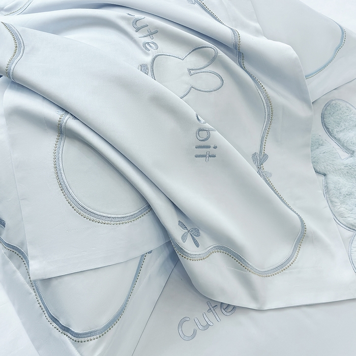 91家纺网 家纺一手货源 找家纺 丞音家纺 2025新款卡通少女风A类50s双股100支贡缎长绒棉刺绣四件套全棉绣花被套床笠高档礼盒装 两小无猜-蓝拼白