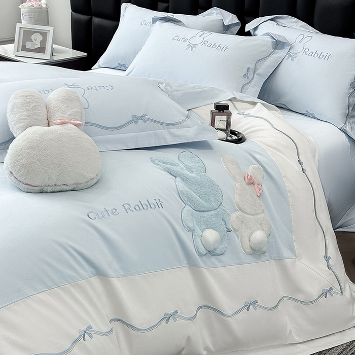 91家纺网 家纺一手货源 找家纺 丞音家纺 2025新款卡通少女风A类50s双股100支贡缎长绒棉刺绣四件套全棉绣花被套床笠高档礼盒装 两小无猜-蓝拼白