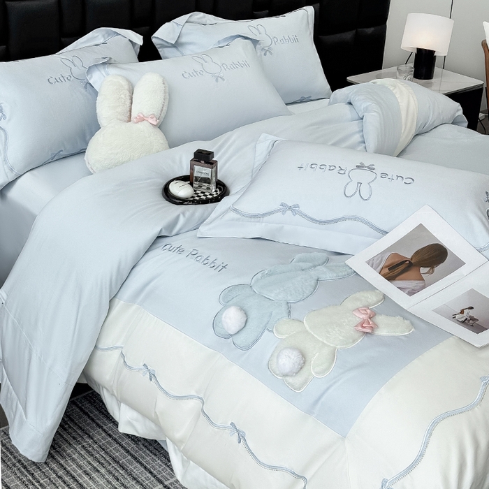 91家纺网 家纺一手货源 找家纺 丞音家纺 2025新款卡通少女风A类50s双股100支贡缎长绒棉刺绣四件套全棉绣花被套床笠高档礼盒装 两小无猜-蓝拼白