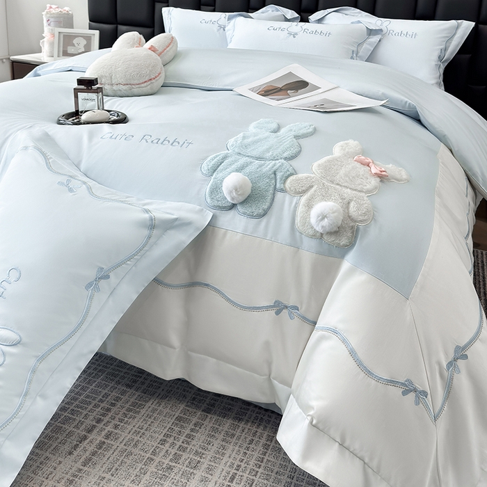 91家纺网 家纺一手货源 找家纺 丞音家纺 2025新款卡通少女风A类50s双股100支贡缎长绒棉刺绣四件套全棉绣花被套床笠高档礼盒装 两小无猜-蓝拼白