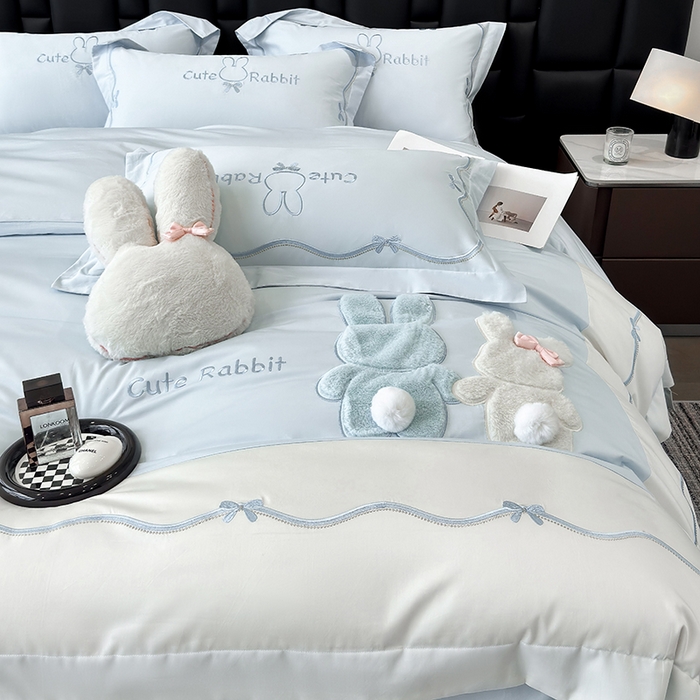 91家纺网 家纺一手货源 找家纺 丞音家纺 2025新款卡通少女风A类50s双股100支贡缎长绒棉刺绣四件套全棉绣花被套床笠高档礼盒装 两小无猜-蓝拼白