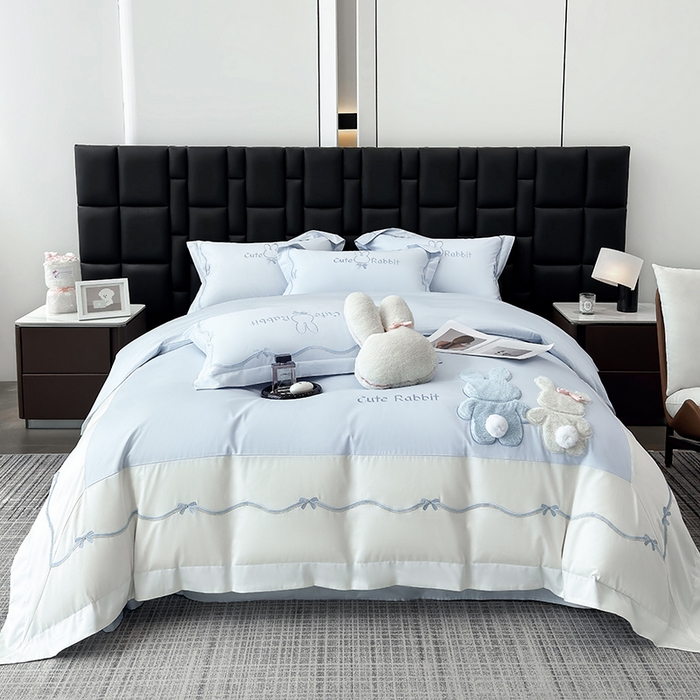 91家纺网 家纺一手货源 找家纺 丞音家纺 2025新款卡通少女风A类50s双股100支贡缎长绒棉刺绣四件套全棉绣花被套床笠高档礼盒装 两小无猜-蓝拼白