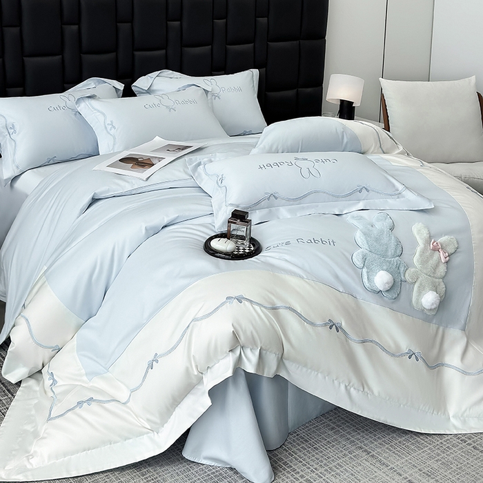 91家纺网 家纺一手货源 找家纺 丞音家纺 2025新款卡通少女风A类50s双股100支贡缎长绒棉刺绣四件套全棉绣花被套床笠高档礼盒装 两小无猜-蓝拼白