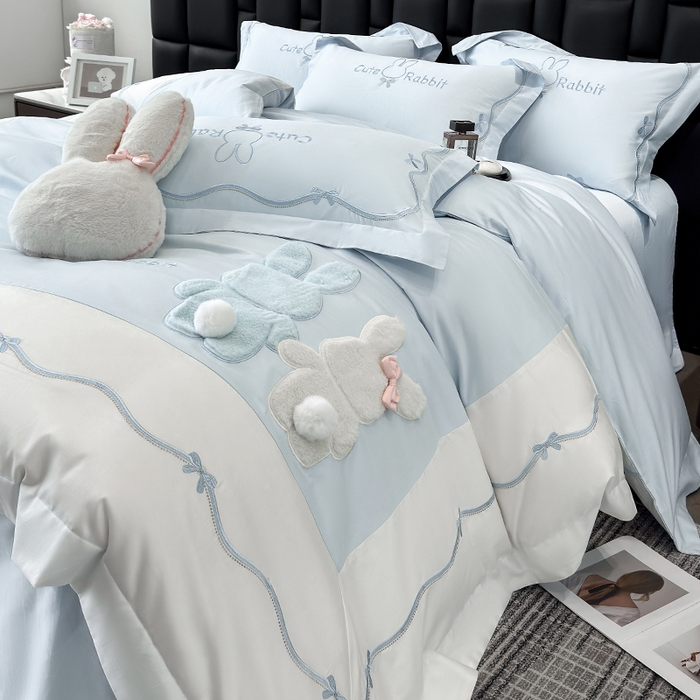 91家纺网 家纺一手货源 找家纺 丞音家纺 2025新款卡通少女风A类50s双股100支贡缎长绒棉刺绣四件套全棉绣花被套床笠高档礼盒装 两小无猜-蓝拼白
