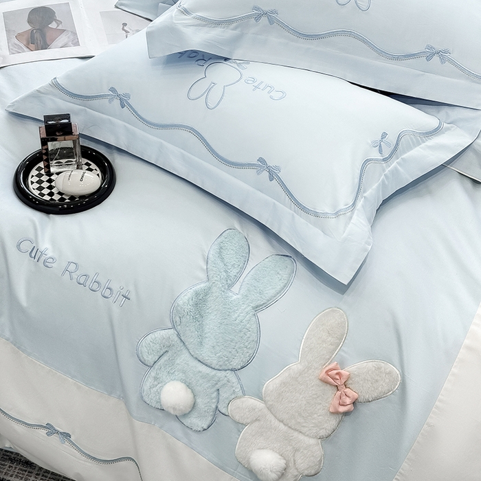 91家纺网 家纺一手货源 找家纺 丞音家纺 2025新款卡通少女风A类50s双股100支贡缎长绒棉刺绣四件套全棉绣花被套床笠高档礼盒装 两小无猜-蓝拼白