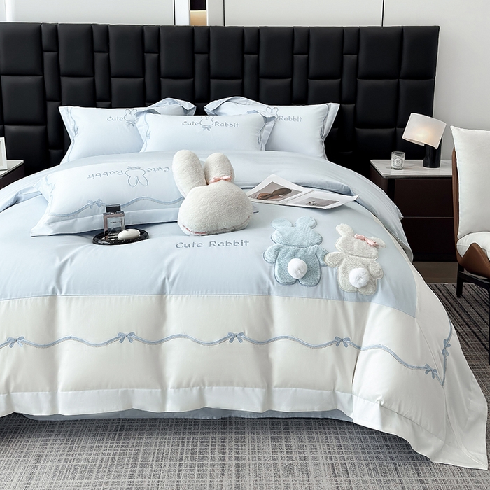 91家纺网 家纺一手货源 找家纺 丞音家纺 2025新款卡通少女风A类50s双股100支贡缎长绒棉刺绣四件套全棉绣花被套床笠高档礼盒装 两小无猜-蓝拼白