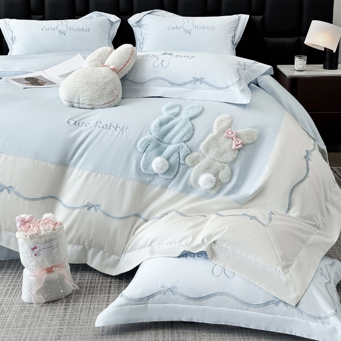 91家纺网 家纺一手货源 找家纺 丞音家纺 2025新款卡通少女风A类50s双股100支贡缎长绒棉刺绣四件套全棉绣花被套床笠高档礼盒装 两小无猜-蓝拼白