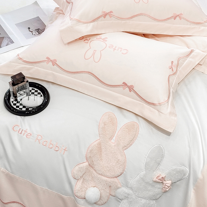 91家纺网 家纺一手货源 找家纺 丞音家纺 2025新款卡通少女风A类50s双股100支贡缎长绒棉刺绣四件套全棉绣花被套床笠高档礼盒装 两小无猜-白拼粉