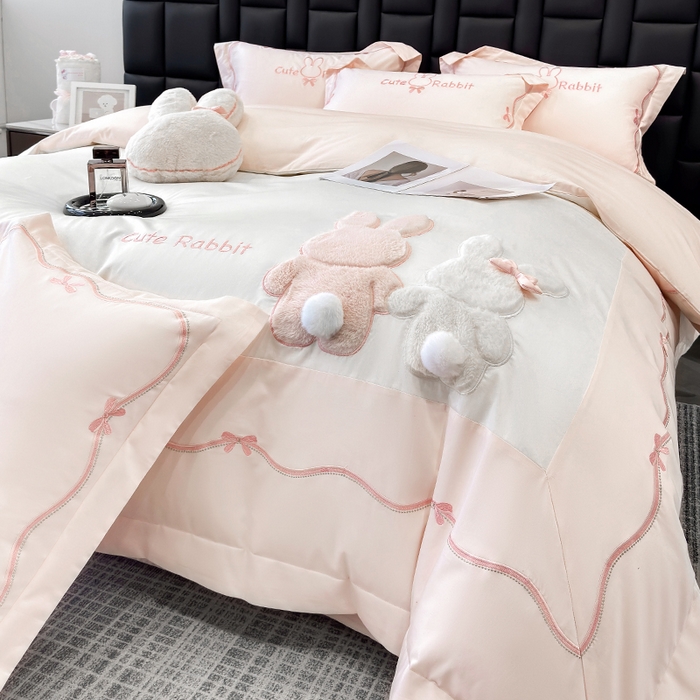 91家纺网 家纺一手货源 找家纺 丞音家纺 2025新款卡通少女风A类50s双股100支贡缎长绒棉刺绣四件套全棉绣花被套床笠高档礼盒装 两小无猜-白拼粉