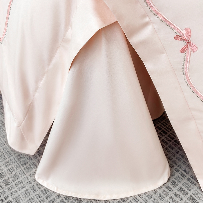 91家纺网 家纺一手货源 找家纺 丞音家纺 2025新款卡通少女风A类50s双股100支贡缎长绒棉刺绣四件套全棉绣花被套床笠高档礼盒装 两小无猜-白拼粉