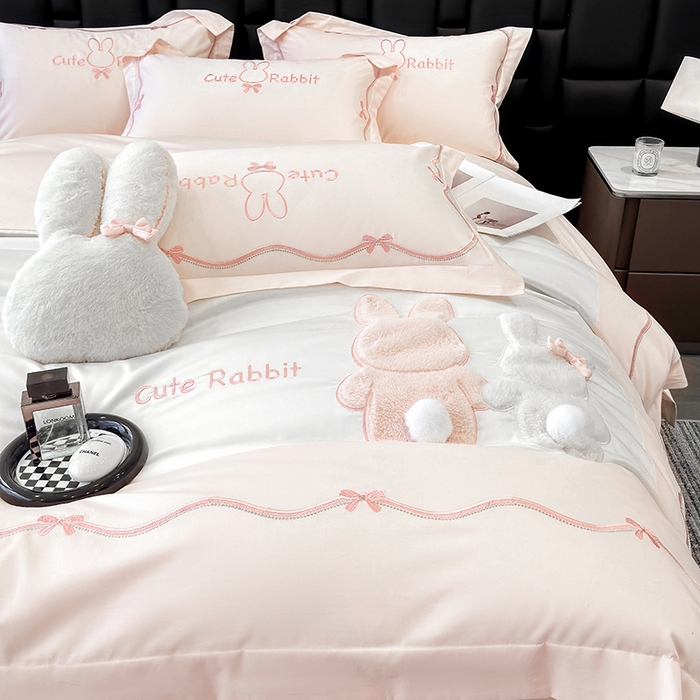 91家纺网 家纺一手货源 找家纺 丞音家纺 2025新款卡通少女风A类50s双股100支贡缎长绒棉刺绣四件套全棉绣花被套床笠高档礼盒装 两小无猜-白拼粉