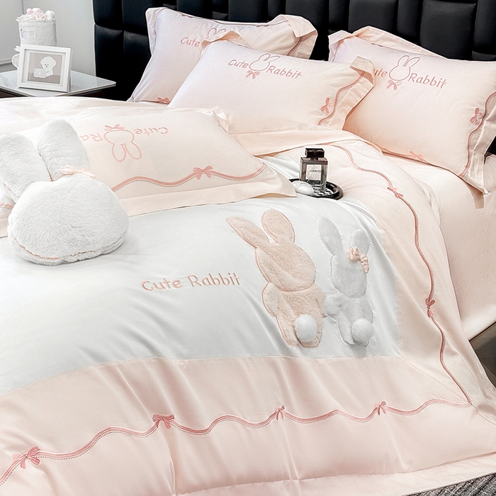 91家纺网 家纺一手货源 找家纺 丞音家纺 2025新款卡通少女风A类50s双股100支贡缎长绒棉刺绣四件套全棉绣花被套床笠高档礼盒装 两小无猜-白拼粉