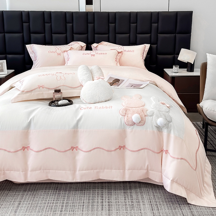 91家纺网 家纺一手货源 找家纺 丞音家纺 2025新款卡通少女风A类50s双股100支贡缎长绒棉刺绣四件套全棉绣花被套床笠高档礼盒装 两小无猜-白拼粉