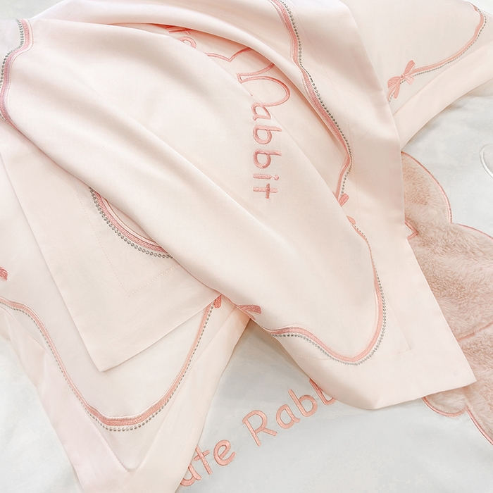 91家纺网 家纺一手货源 找家纺 丞音家纺 2025新款卡通少女风A类50s双股100支贡缎长绒棉刺绣四件套全棉绣花被套床笠高档礼盒装 两小无猜-白拼粉