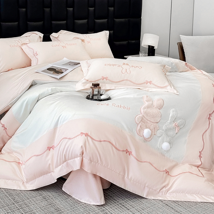 91家纺网 家纺一手货源 找家纺 丞音家纺 2025新款卡通少女风A类50s双股100支贡缎长绒棉刺绣四件套全棉绣花被套床笠高档礼盒装 两小无猜-白拼粉