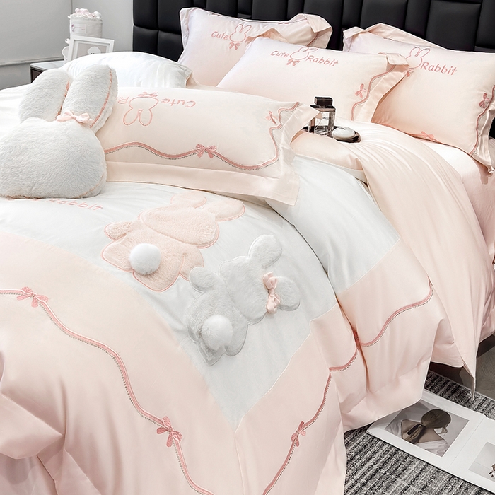 91家纺网 家纺一手货源 找家纺 丞音家纺 2025新款卡通少女风A类50s双股100支贡缎长绒棉刺绣四件套全棉绣花被套床笠高档礼盒装 两小无猜-白拼粉