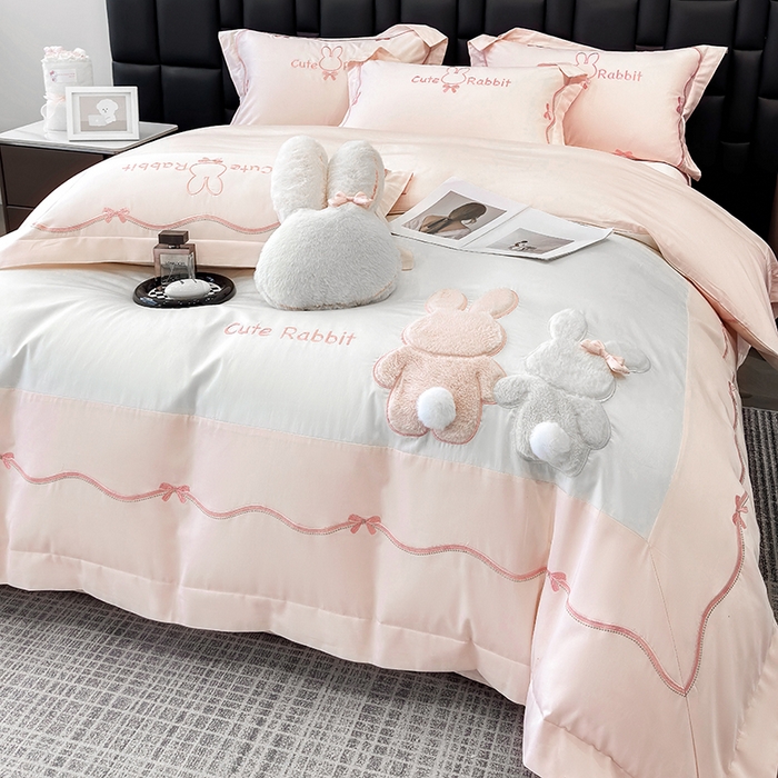 91家纺网 家纺一手货源 找家纺 丞音家纺 2025新款卡通少女风A类50s双股100支贡缎长绒棉刺绣四件套全棉绣花被套床笠高档礼盒装 两小无猜-白拼粉