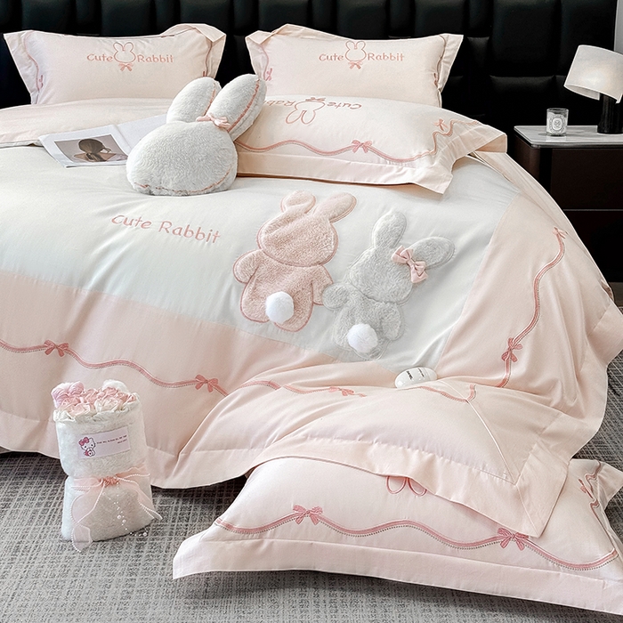 91家纺网 家纺一手货源 找家纺 丞音家纺 2025新款卡通少女风A类50s双股100支贡缎长绒棉刺绣四件套全棉绣花被套床笠高档礼盒装 两小无猜-白拼粉