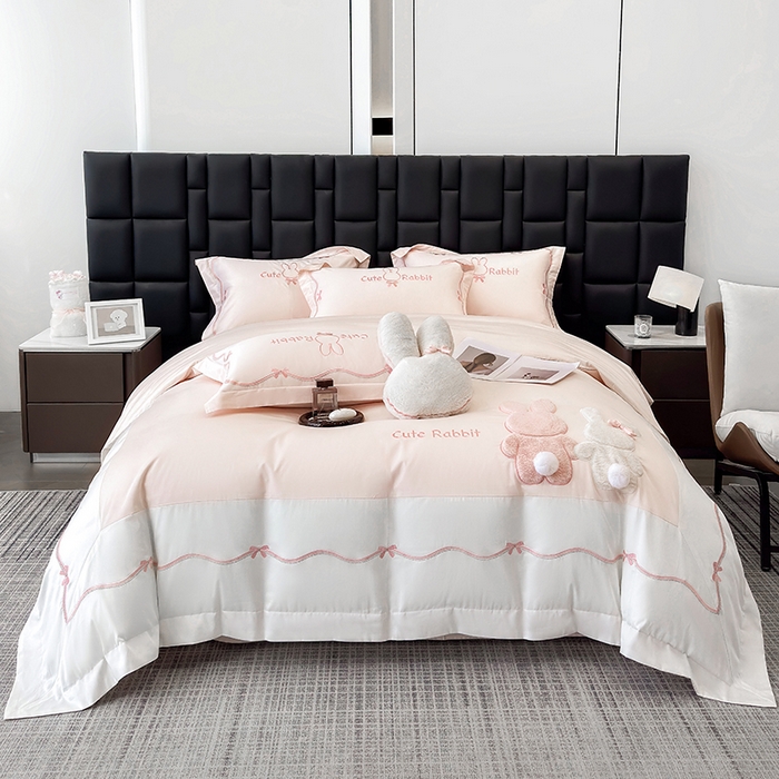 91家纺网 家纺一手货源 找家纺 （总）丞音家纺 2025新款卡通少女风A类50s双股100支贡缎长绒棉刺绣四件套全棉绣花被套床笠高档礼盒装