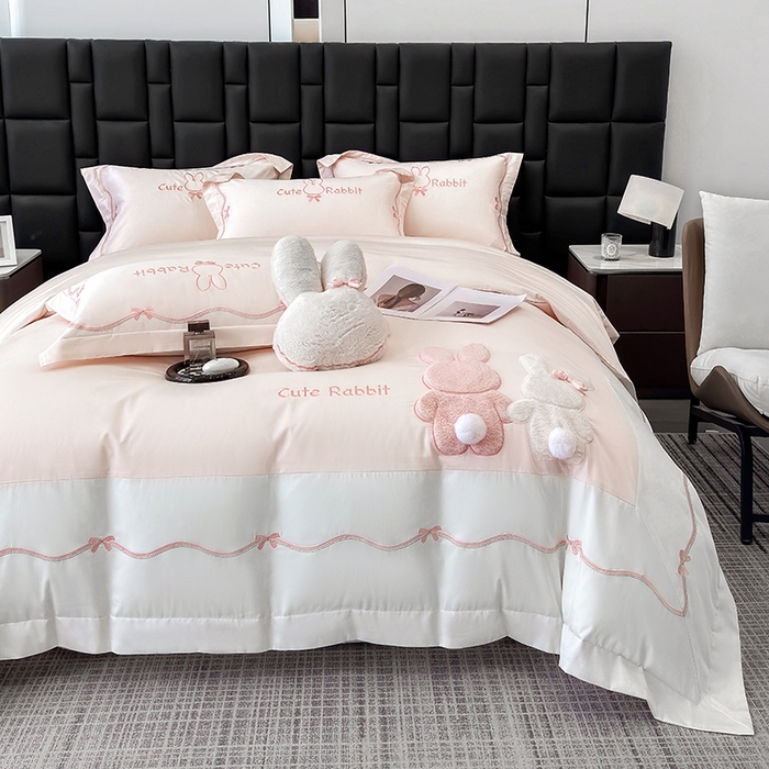 91家纺网 家纺一手货源 找家纺 （总）丞音家纺 2025新款卡通少女风A类50s双股100支贡缎长绒棉刺绣四件套全棉绣花被套床笠高档礼盒装