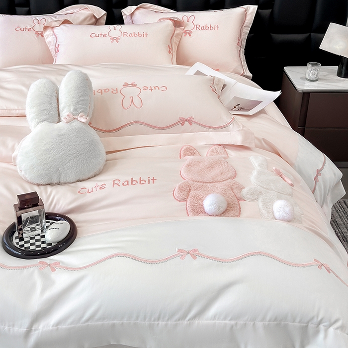 91家纺网 家纺一手货源 找家纺 （总）丞音家纺 2025新款卡通少女风A类50s双股100支贡缎长绒棉刺绣四件套全棉绣花被套床笠高档礼盒装