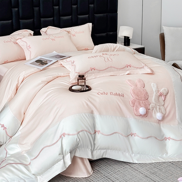 91家纺网 家纺一手货源 找家纺 （总）丞音家纺 2025新款卡通少女风A类50s双股100支贡缎长绒棉刺绣四件套全棉绣花被套床笠高档礼盒装