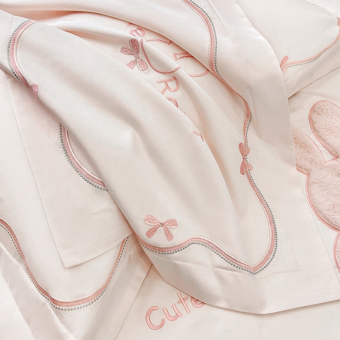 91家纺网 家纺一手货源 找家纺 （总）丞音家纺 2025新款卡通少女风A类50s双股100支贡缎长绒棉刺绣四件套全棉绣花被套床笠高档礼盒装