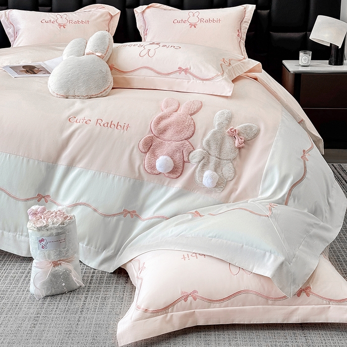 91家纺网 家纺一手货源 找家纺 （总）丞音家纺 2025新款卡通少女风A类50s双股100支贡缎长绒棉刺绣四件套全棉绣花被套床笠高档礼盒装