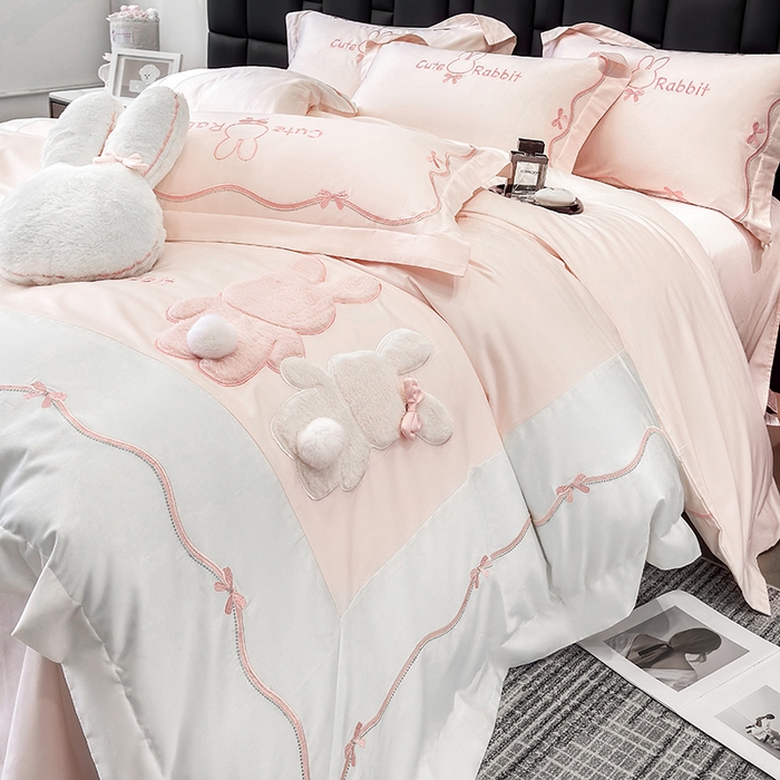 91家纺网 家纺一手货源 找家纺 （总）丞音家纺 2025新款卡通少女风A类50s双股100支贡缎长绒棉刺绣四件套全棉绣花被套床笠高档礼盒装