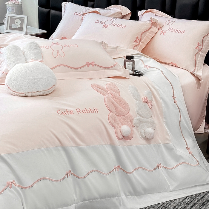 91家纺网 家纺一手货源 找家纺 （总）丞音家纺 2025新款卡通少女风A类50s双股100支贡缎长绒棉刺绣四件套全棉绣花被套床笠高档礼盒装