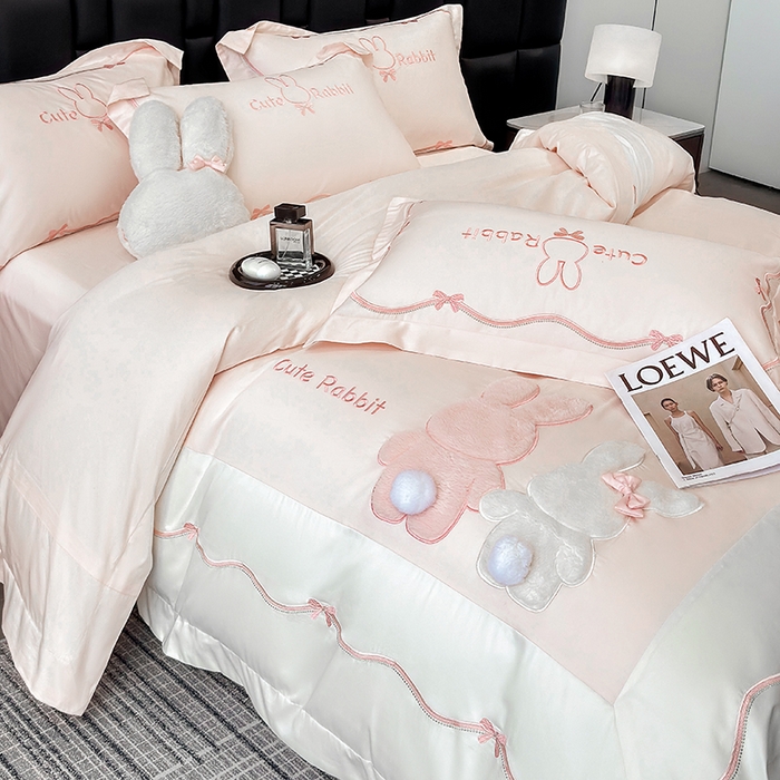 91家纺网 家纺一手货源 找家纺 （总）丞音家纺 2025新款卡通少女风A类50s双股100支贡缎长绒棉刺绣四件套全棉绣花被套床笠高档礼盒装