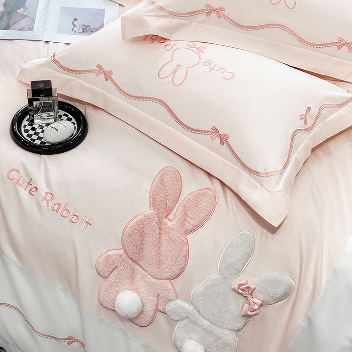 91家纺网 家纺一手货源 找家纺 （总）丞音家纺 2025新款卡通少女风A类50s双股100支贡缎长绒棉刺绣四件套全棉绣花被套床笠高档礼盒装