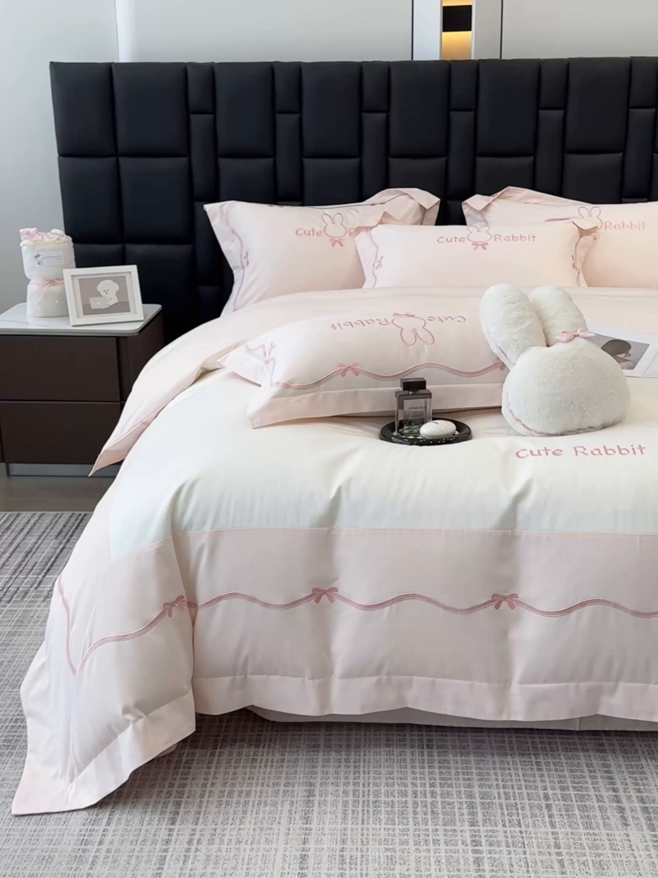 91家纺网 家纺一手货源 找家纺 丞音家纺 2025新款卡通少女风A类50s双股100支贡缎长绒棉刺绣四件套全棉绣花被套床笠高档礼盒装 两小无猜-白拼粉