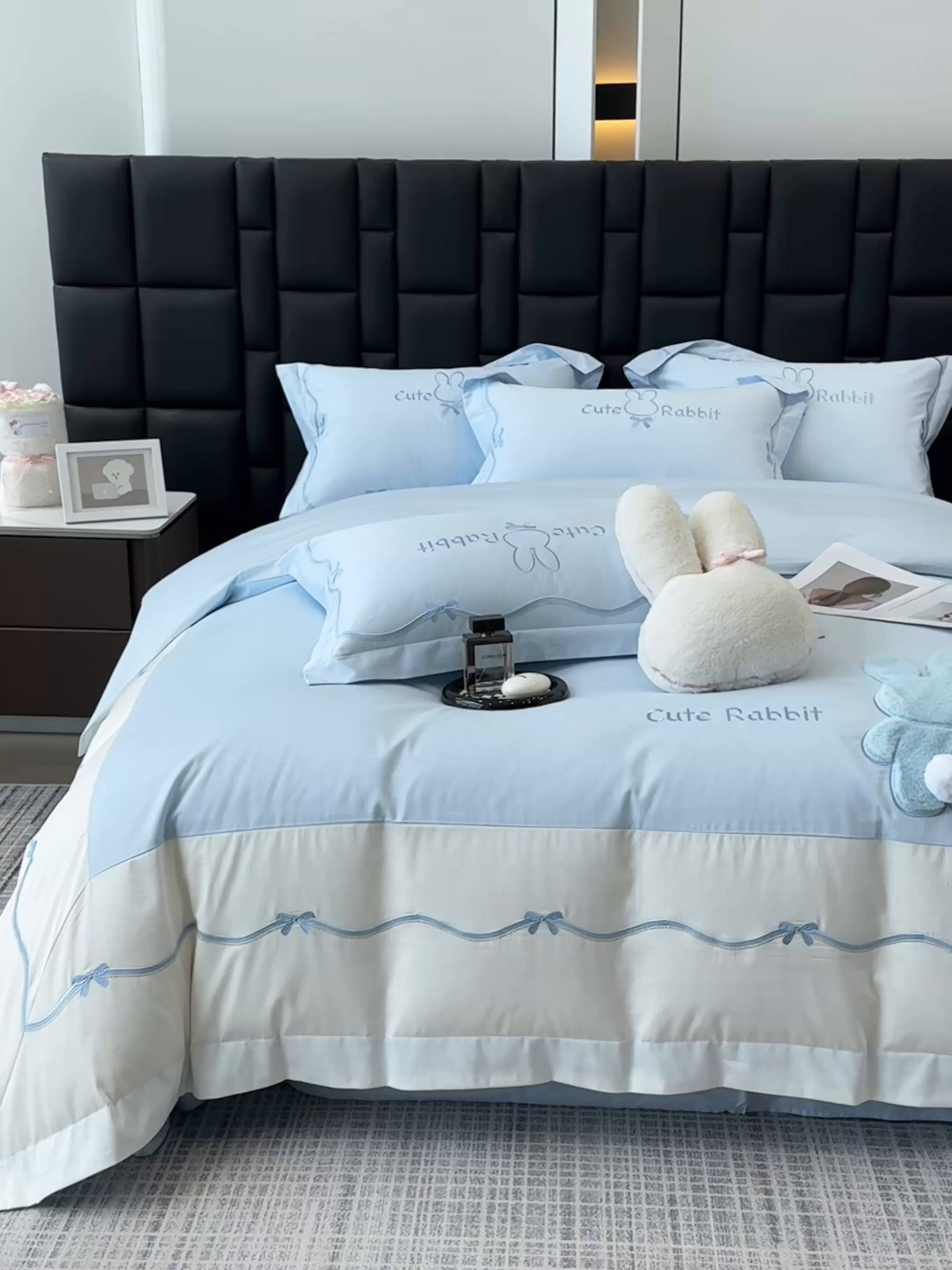 91家纺网 家纺一手货源 找家纺 丞音家纺 2025新款卡通少女风A类50s双股100支贡缎长绒棉刺绣四件套全棉绣花被套床笠高档礼盒装 两小无猜-蓝拼白