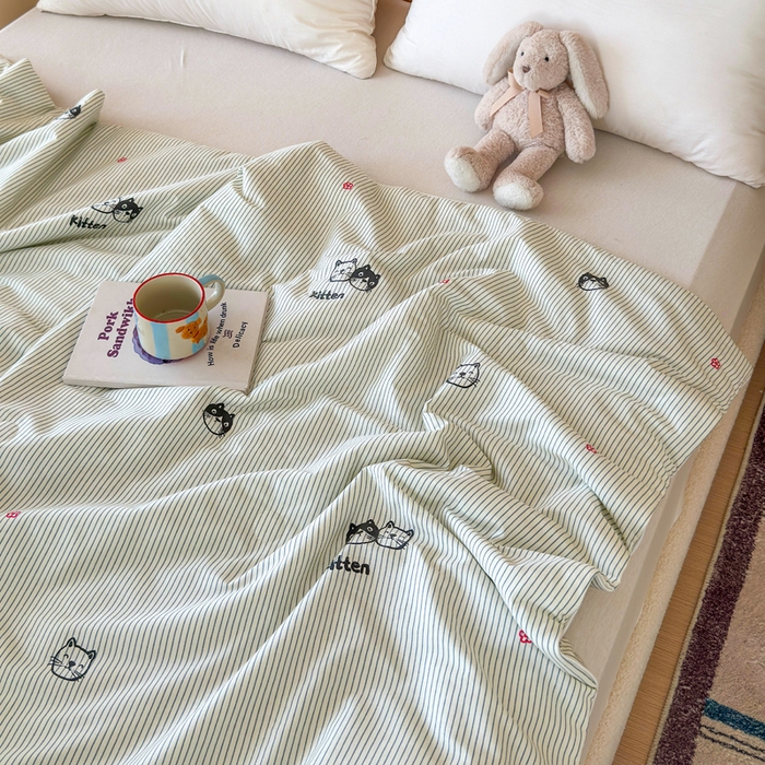 91家纺网 家纺一手货源 找家纺 感遇家纺 2025新款全棉印花夏凉被 灰条猫咪