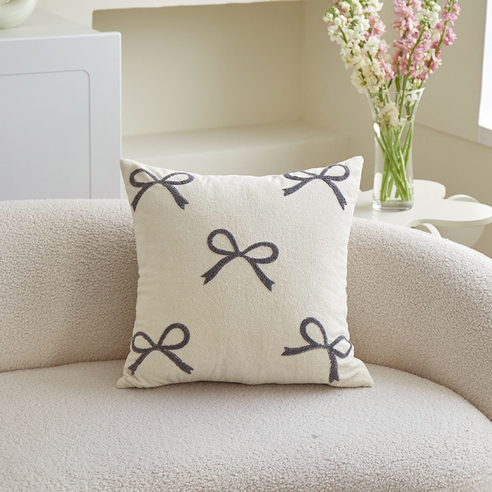 91家纺网 家纺一手货源 找家纺 乐坊 2025新款棉麻花式抱枕 蝴蝶结米
