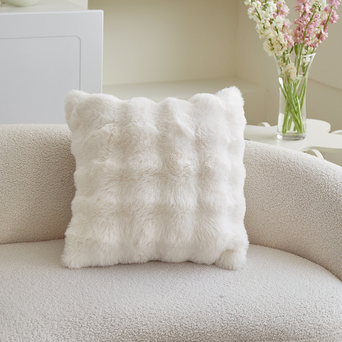 91家纺网 家纺一手货源 找家纺 乐坊 2025新款棉麻花式抱枕 奶油白双面长毛