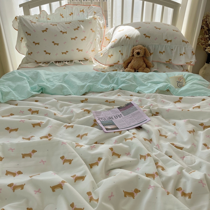 91家纺网 家纺一手货源 找家纺 顾里家纺 2025春夏新款韩系云朵棉夏被夏凉被空调被四件套 腊肠狗系粉