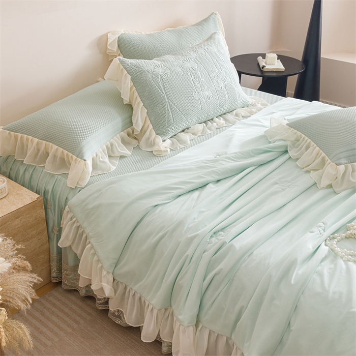 91家纺网 家纺一手货源 找家纺 好儿喜家纺 2025新款A类海洋丝凉感夏被夏凉被空调被豆豆席席子凉席床裙四件套--赫本系列 赫本-风信子浅绿