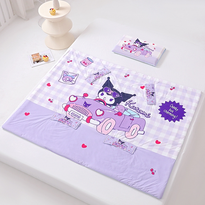 91家纺网 家纺一手货源 找家纺 八零年代 2025新款三丽鸥正版授权小凉皮蚕丝防踢被儿童空调房护肚夏被夏凉被凉感丝儿童被 小凉皮蚕丝防踢被 汽车库洛米