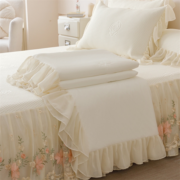 91家纺网 家纺一手货源 找家纺 好儿喜家纺 2025新款A类海洋丝凉感夏被夏凉被空调被豆豆席席子凉席床裙四件套--花香系列 花香-奶白